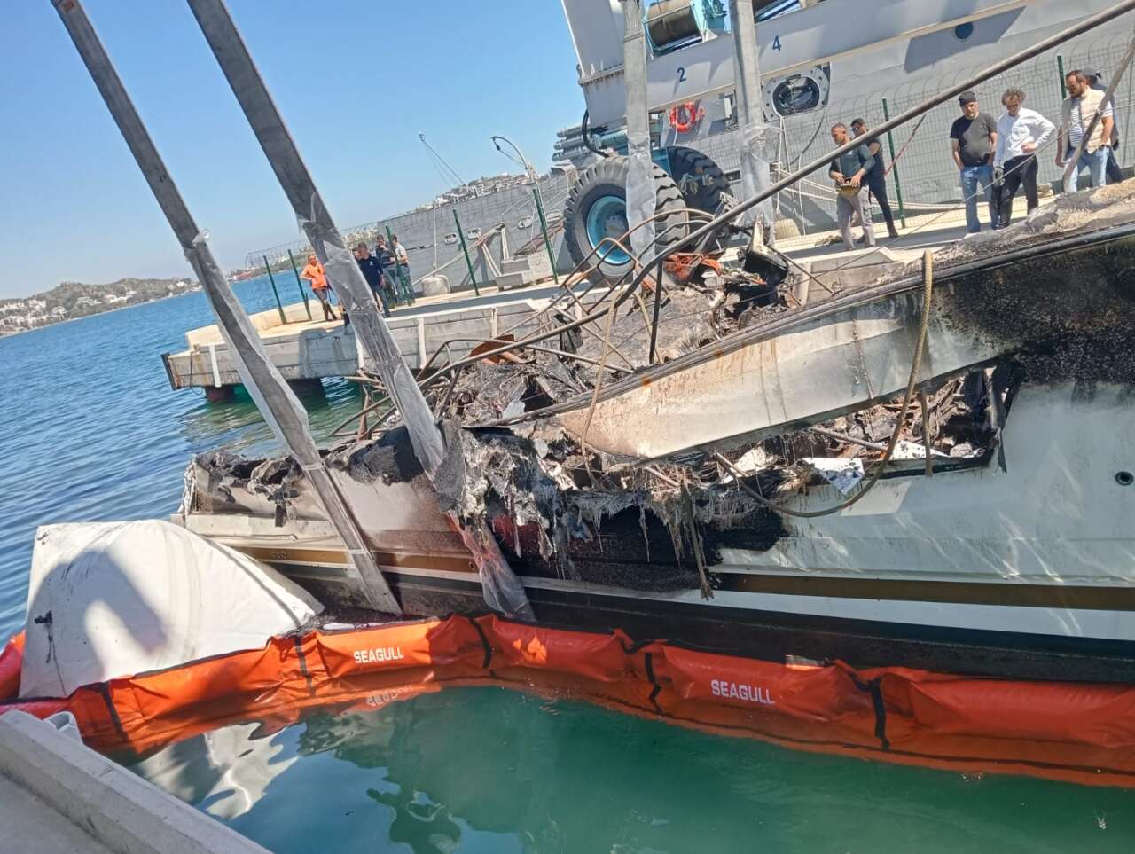 Bodrum'da Alevlere Teslim Olan Milyonluk Yatların Enkazları Kaldırılıyor 7